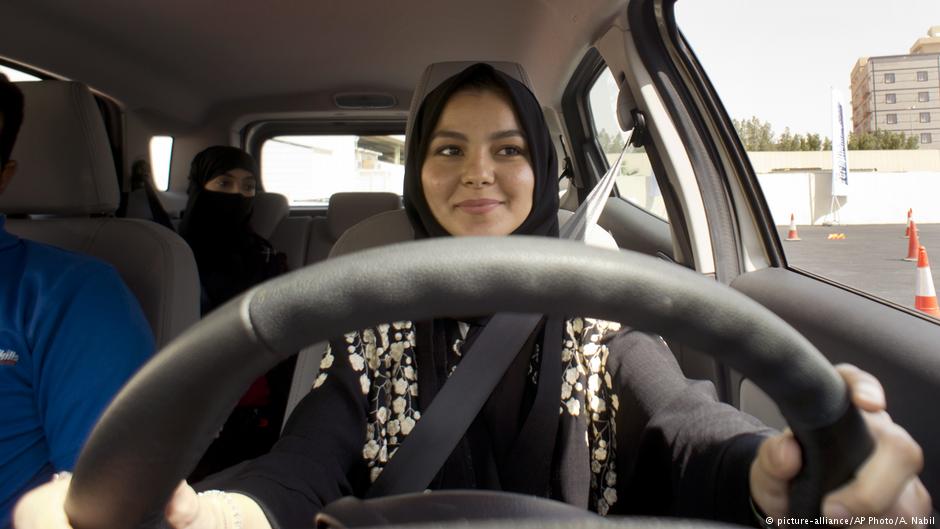 Саудиска Арабија: Поделени првите возачки дозволи на жени
