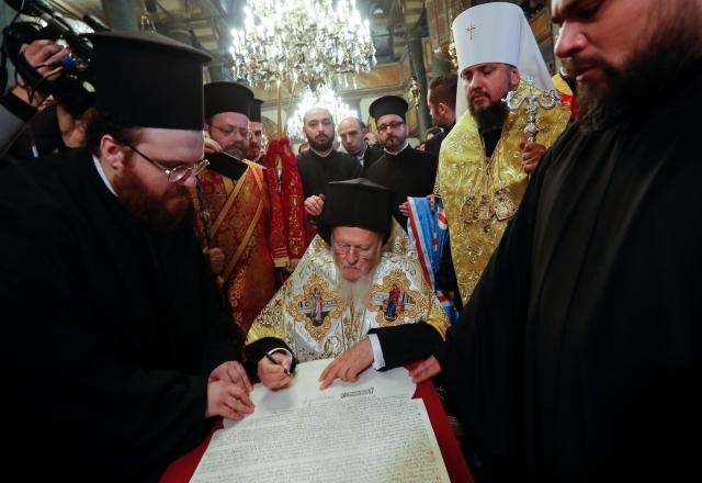 Вартоломеј го потпиша Томосот за независноста на новата украинска црква