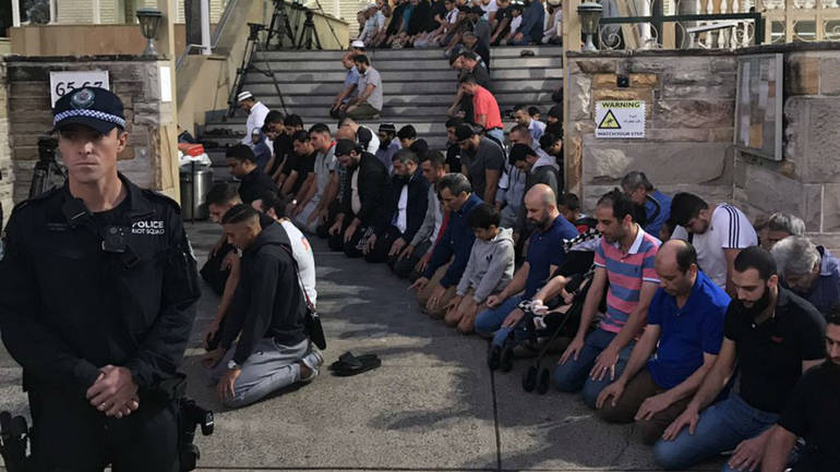 Муслимани и Христијани заедно се молат за жртвите во терористичките напади во Нов Зеланд
