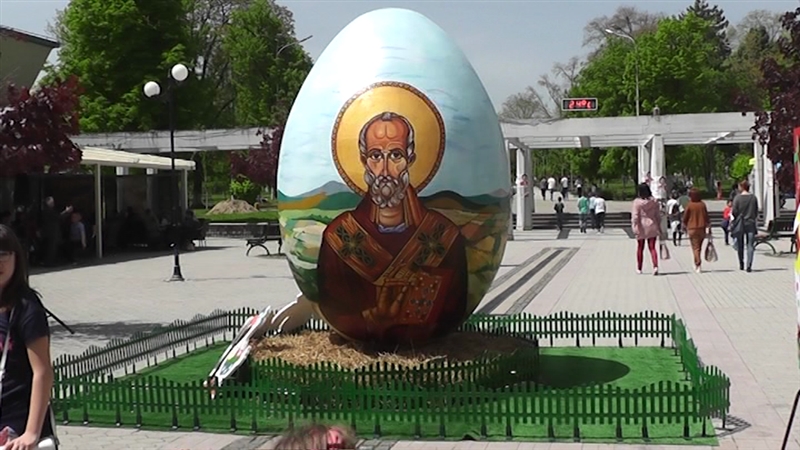 Свети Николе закитено со три метарско јајце тешко 600 килограми