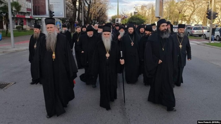Свештенство на СПЦ протестира пред Парламентот на Црна Гора
