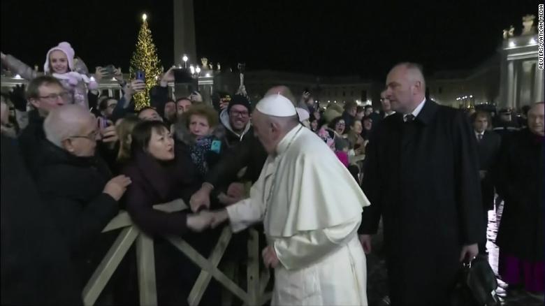 Папата удри по раката жена која го влечеше: „Го изгубив трпението“