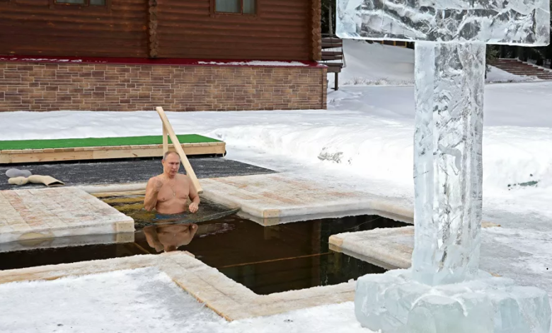 Путин во замрзната вода за Водици