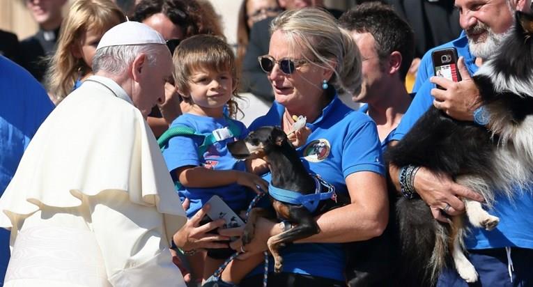 Папата Франциск: Луѓето кои чуваат домашни миленичиња наместо деца, се себични