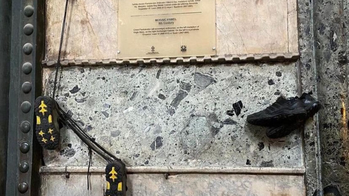 Нови слики за срам во Света Софија: Чевли ,,заглавени” во ѕидовите на храмот