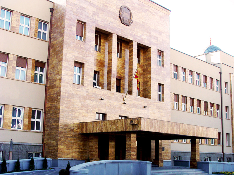 Пратениците кои гласаа за уставните измени ја поздравија одлуката на СПЦ