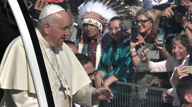 Папата на миса во Канада повика да заврши маргинализацијата на домородците