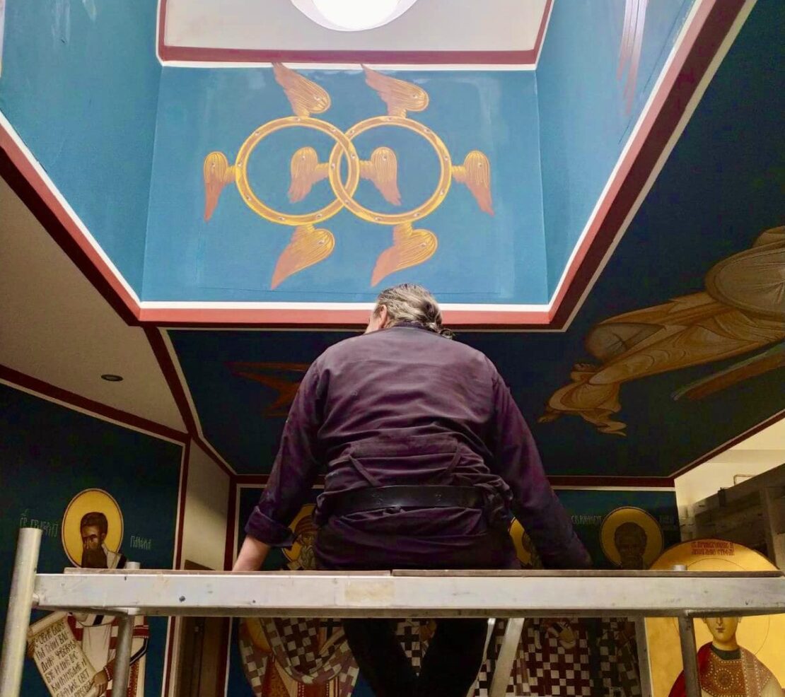 Владиката Пимен црта фрески низ црквите на МПЦ-ОА во Европа