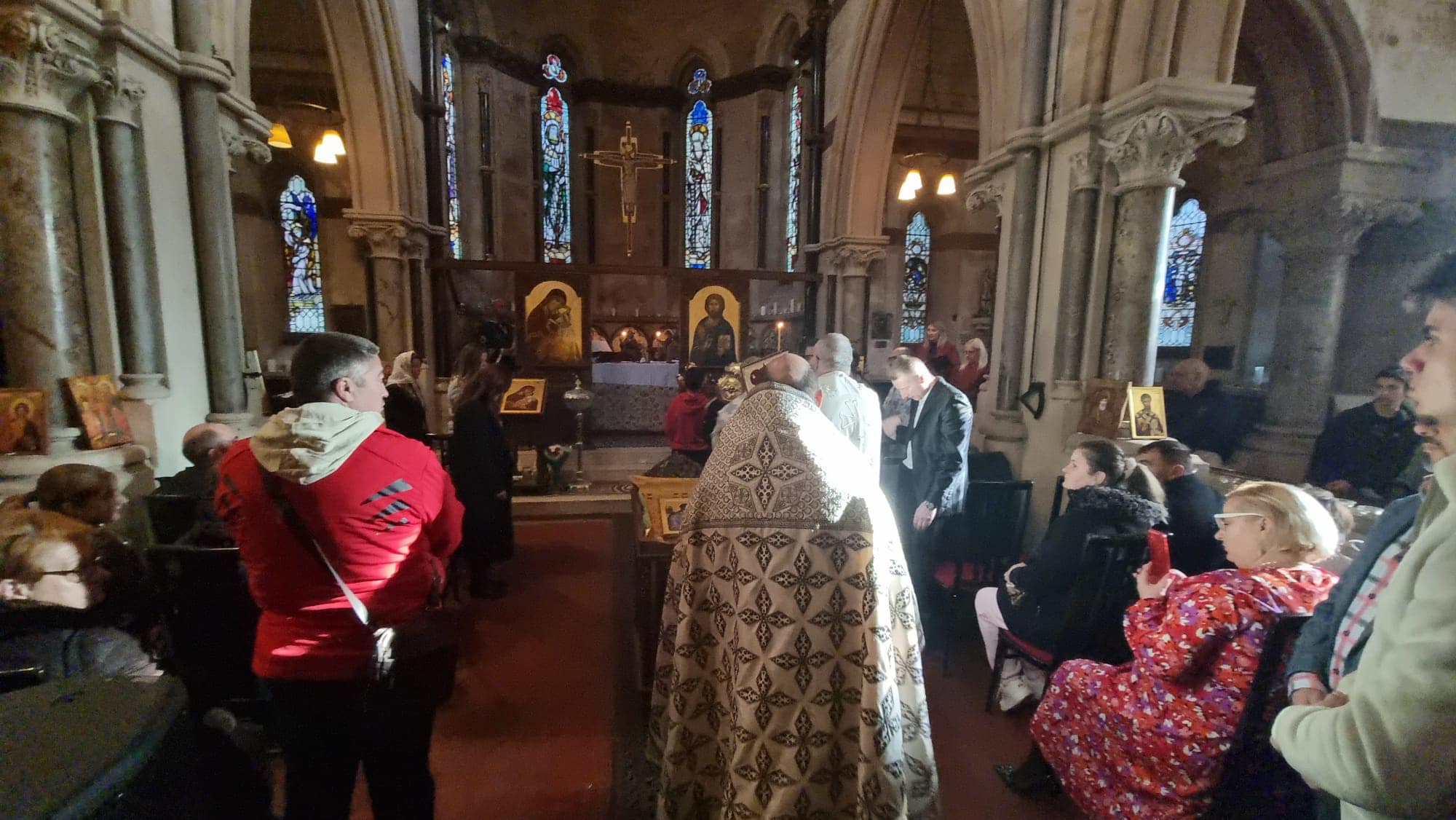 Свештеник на Вселенската патријаршија сослужуваше во црквата на МПЦ-ОА во Лондон